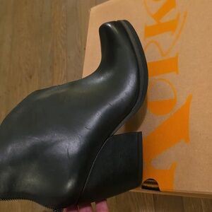 Korks Shanira Black Leather Ankle Booties Size 9  NEW